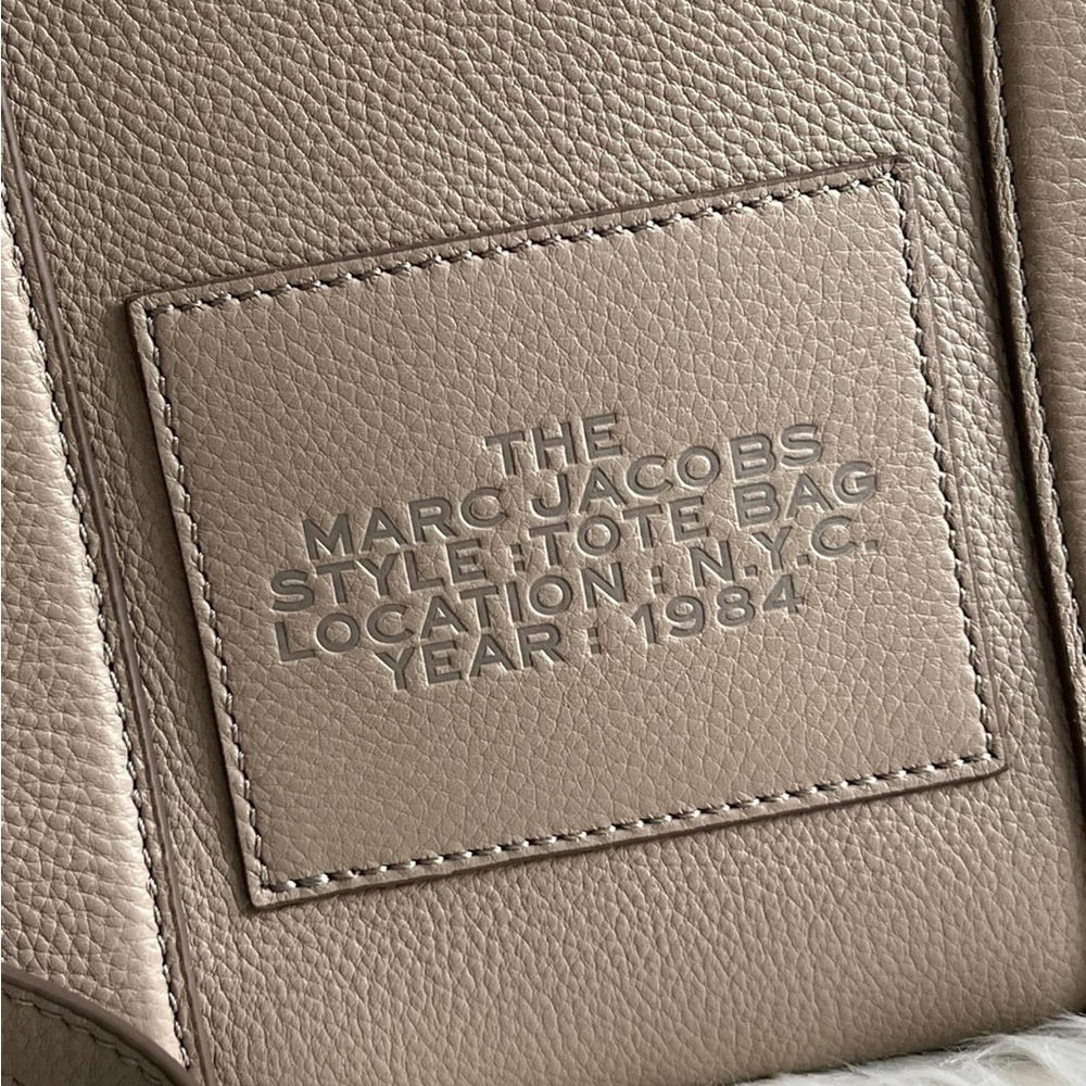H004L01PF21 - Marc Jacobs The Leather Medium Tote Bag - Picture 8 of 16